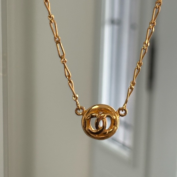 VINTAGE Authentic CHANEL 1983 CC medallion pendant necklace in 24K gold - Picture 10 of 16